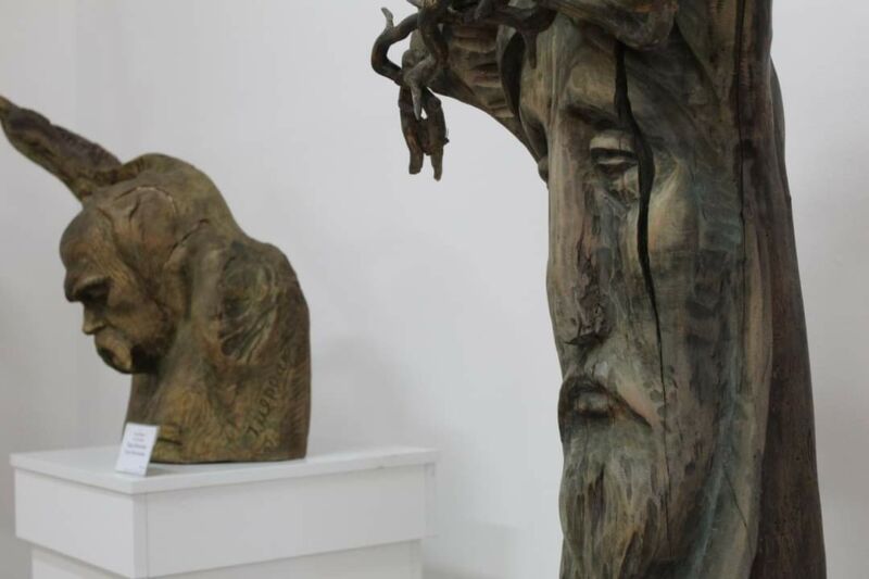 “Відчував душу дерева”: у Тернополі відкрили виставку дерев’яних скульптур Івана Мердака