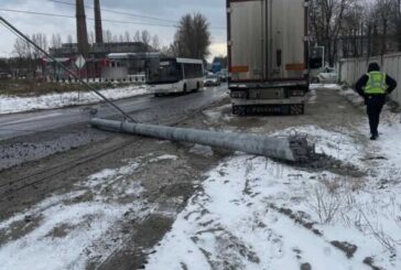 У Тернополі вантажівка збила електроопору: рух дорогою ускладнений