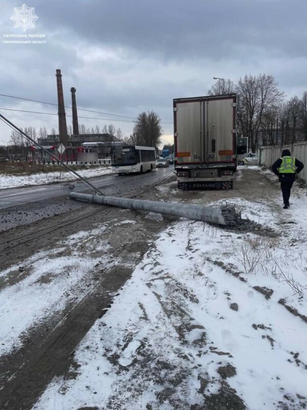 У Тернополі вантажівка збила електроопору: рух дорогою ускладнений