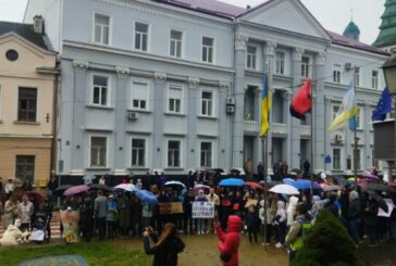 У Тернополі під міською радою пройшла акція «ЗСУ в першу чергу»