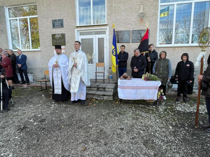 На Тернопільщині відкрили меморіальну дошку загиблому воїну ЗСУ Олегу Куштинцю