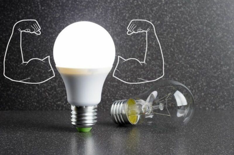 Пенсіонери зможуть отримати на «Укрпошті» п’ять енергоефективних лампочок