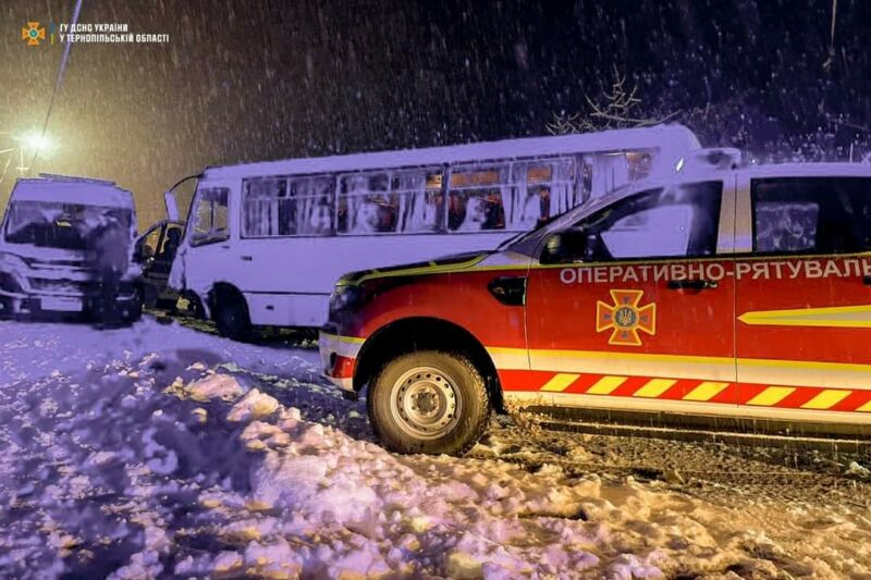 На Тернопільщині рейсовий автобус зіткнувся зі швидкою, є потерпілі