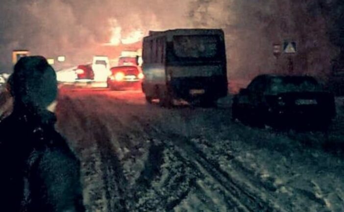 На Тернопільщині в сніговій пастці опинилися понад 70 авто, на місці працюють рятувальники (ФОТО)