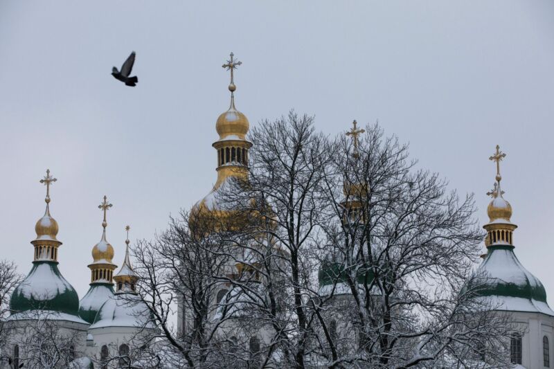 15 грудня: День працівників суду, відновлення автокефальної помісної Православної церкви України, День чаю