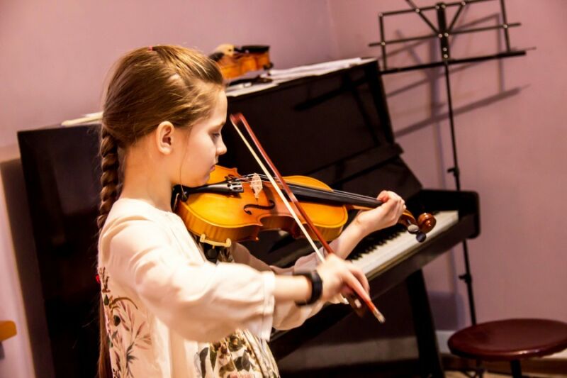 13 грудня – День різдвяного светра, Міжнародний день скрипки