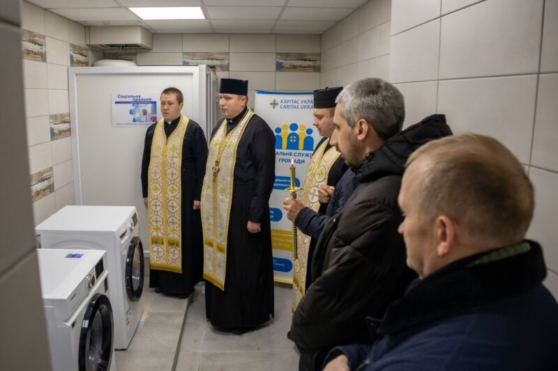 У Тернополі на парафії Святого Василія Великого відкрили соціальну пральню
