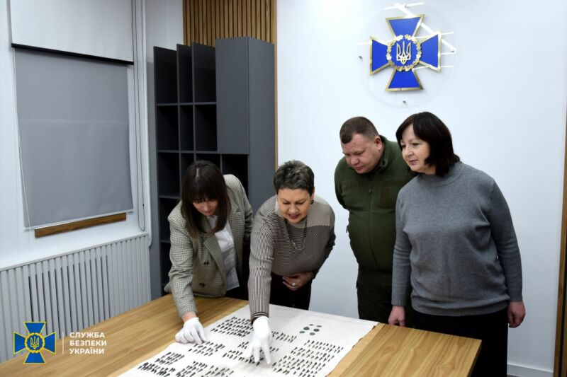 СБУ передала в музеї Тернопільщини раритетні культурні цінності: контрабандисти їх хотіли вивезти для продажу в ЄС