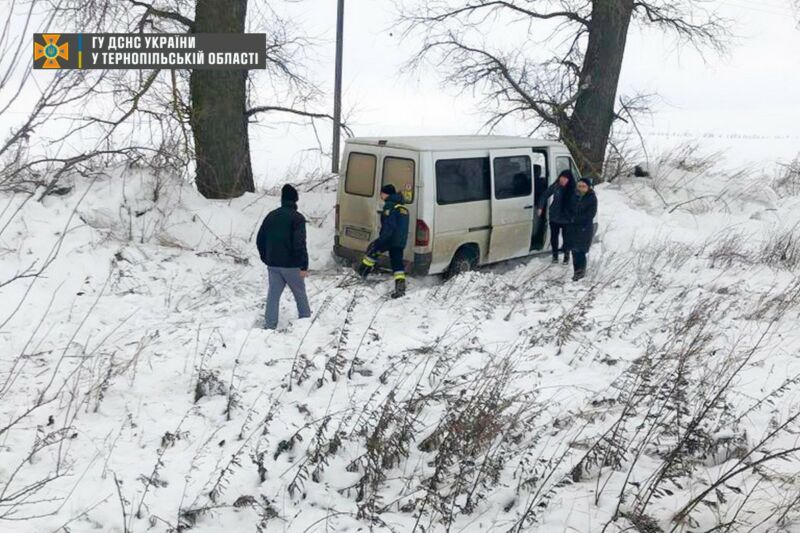 Тернопільські рятувальники витягнули зі снігу молоковоз, бус із дітьми та вантажівку з продуктами харчування