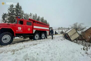 Тернопільські рятувальники витягують зі снігових заметів автобуси, легківки, вантажівки