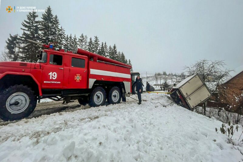 Тернопільські рятувальники витягують зі снігових заметів автобуси, легківки, вантажівки