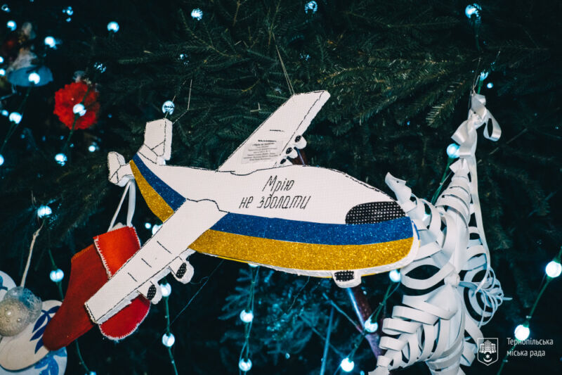 У Тернополі на Театральному майдані засвітили вогні новорічної ялинки та освятили різдвяну шопку