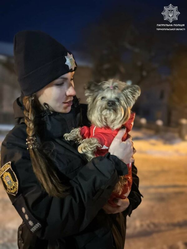Тернопільські патрульні повернули загублену собаку щасливій власниці
