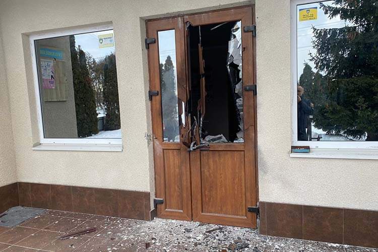 На Тернопільщині підірвали двері в селищну раду –  ймовірно, гранатою