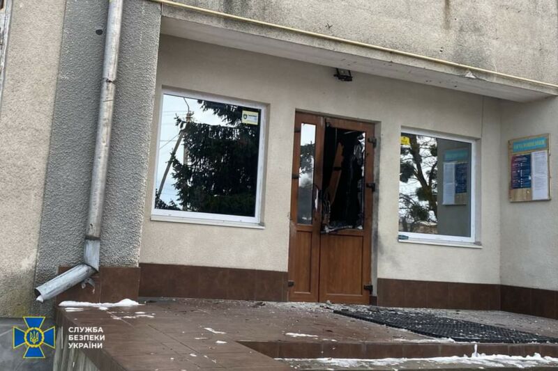 Затримали чоловіка, який підірвав гранатою двері в сільраду на Тернопільщині (ФОТО)