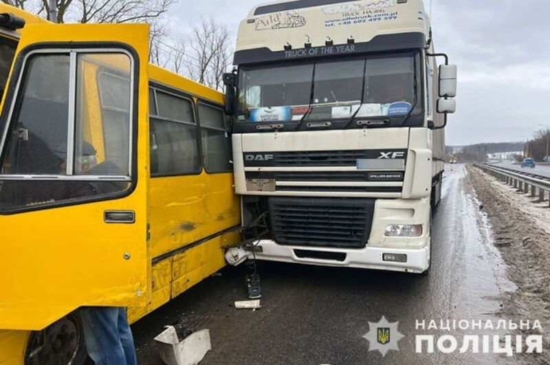 На Тернопільщині маршрутний автобус зіткнувся із двома вантажівками, 8 потерпілих (ФОТО)