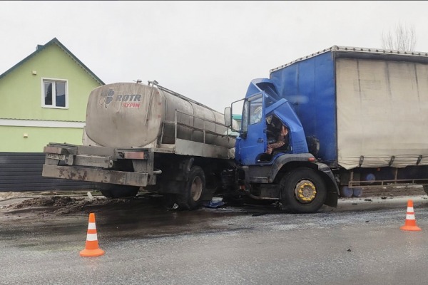 На Тернопільщині молоковоз врізався у вантажівку та зруйнував огорожу приватного будинку