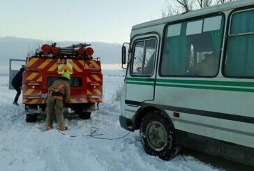 На Тернопільщині у снігу застрягли шкільний та рейсовий автобуси