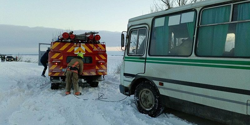 На Тернопільщині у снігу застрягли шкільний та рейсовий автобуси