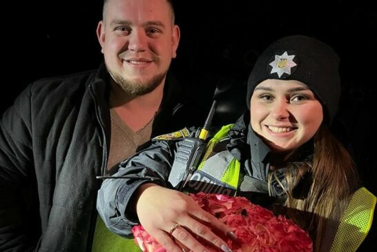 Познайомились на блокпосту: у Тернополі в новорічну ніч поліцейський освідчився своїй коханій Марії
