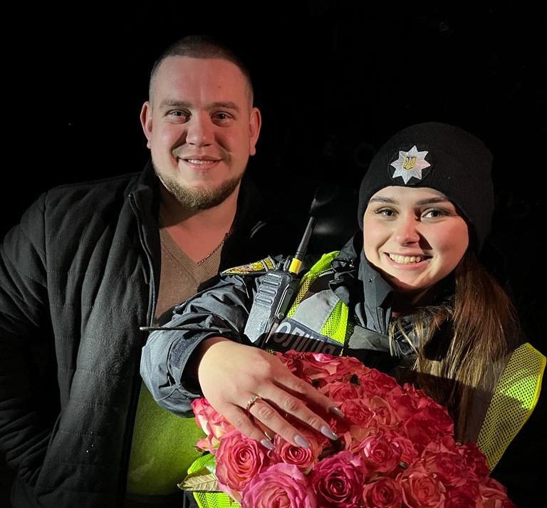 Познайомились на блокпосту: у Тернополі в новорічну ніч поліцейський освідчився своїй коханій Марії
