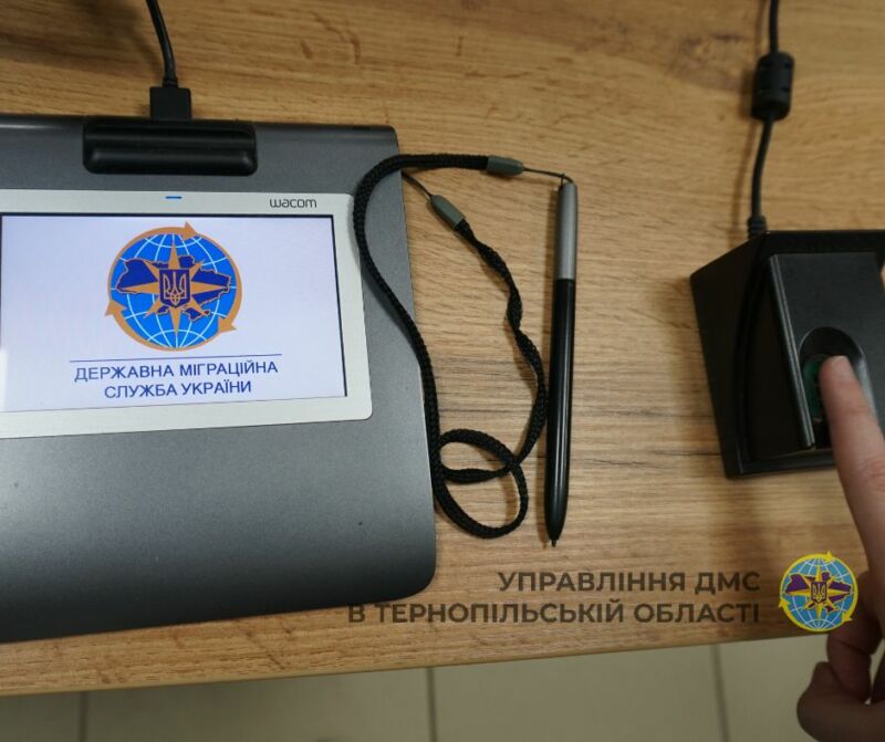 52-річна жителька Тернопільщини вперше оформила паспорт громадянина України