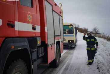 На Тернопільщині визволяли зі снігового полону шкільний автобус і дві «швидкі»