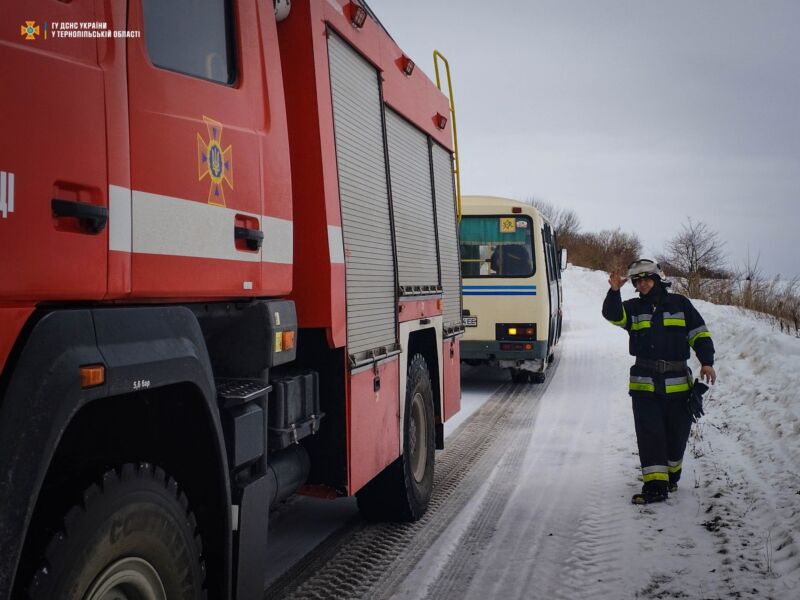 На Тернопільщині визволяли зі снігового полону шкільний автобус і дві «швидкі»
