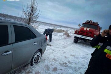 На Тернопільщині зі снігових заметів визволяли «швидку» та легківки