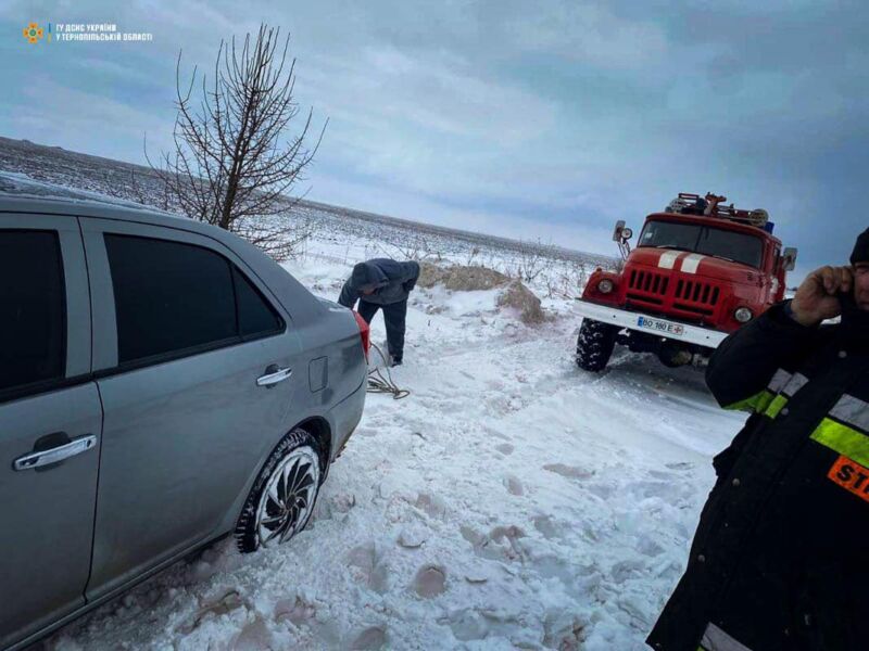 На Тернопільщині зі снігових заметів визволяли «швидку» та легківки
