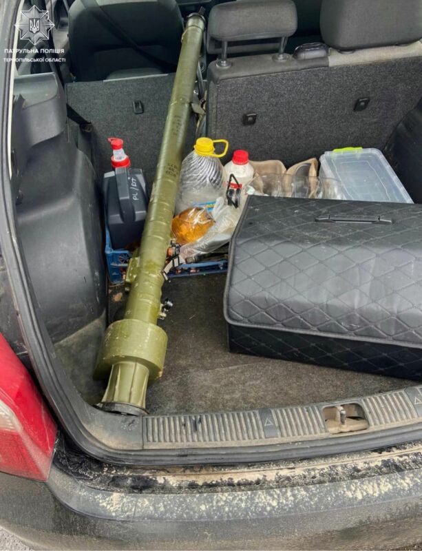 Тернопільські патрульні зупинили водія, котрий перевозив тубус від зенітно-ракетного комплексу