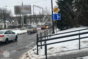 У Тернополі на кільцевій розв’язці встановили новий дорожній знак