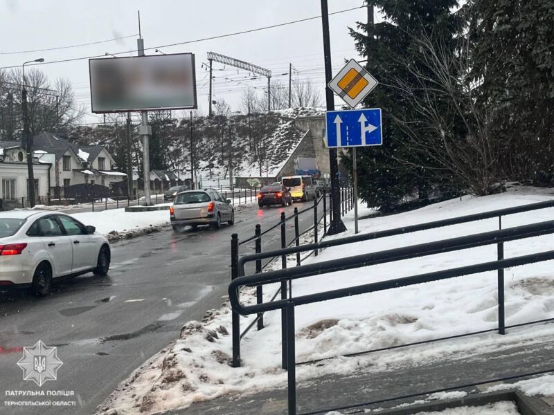 У Тернополі на кільцевій розв’язці встановили новий дорожній знак