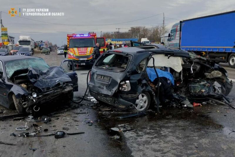У Тернополі смертельна ДТП за участі трьох авто: вісім постраждалих, один з водіїв утік