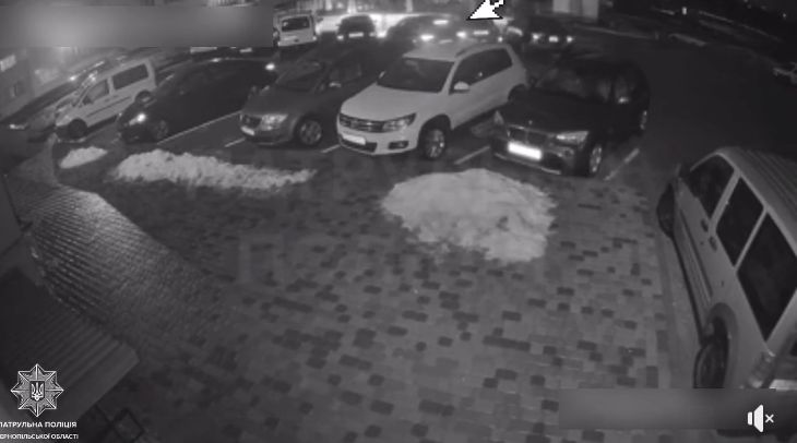 Наїхав на припаркований Ford і втік: у Тернополі розшукують водія автомобіля Volkswagen