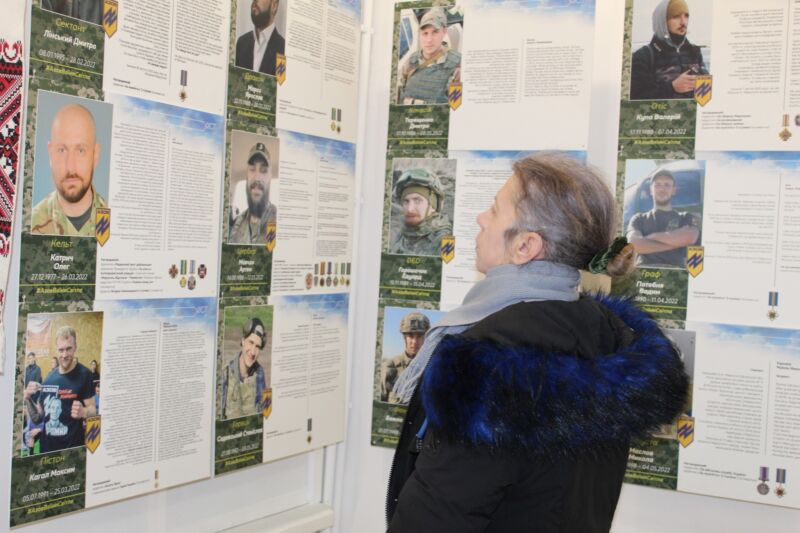 Тернополян запрошують на виставку в обласному краєзнавчому музеї «Полк Азов – янголи Маріуполя»