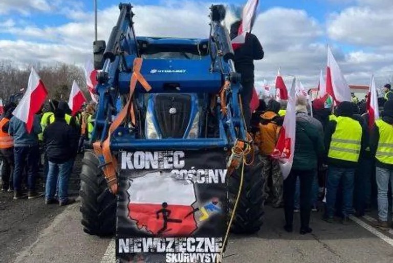 «Валіть додому, с*чі діти»: польські фермери почали протестувати проти українських перевізників на залізницях