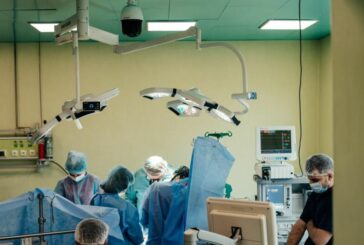 Вийняли серце: тернопільські лікарі вперше в Україні провели унікальну 13-годинну операцію, аби врятувати військового