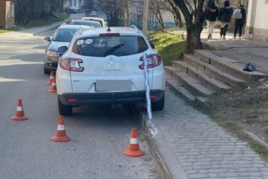 У Тернополі водійка «Renault Megane» виїхала на тротуар та збила жінку з двома дітьми