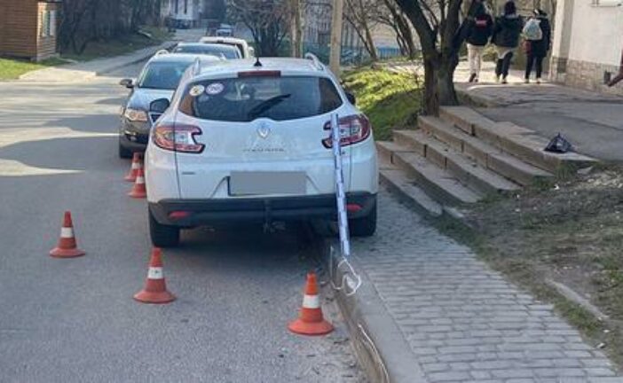 У Тернополі водійка «Renault Megane» виїхала на тротуар та збила жінку з двома дітьми