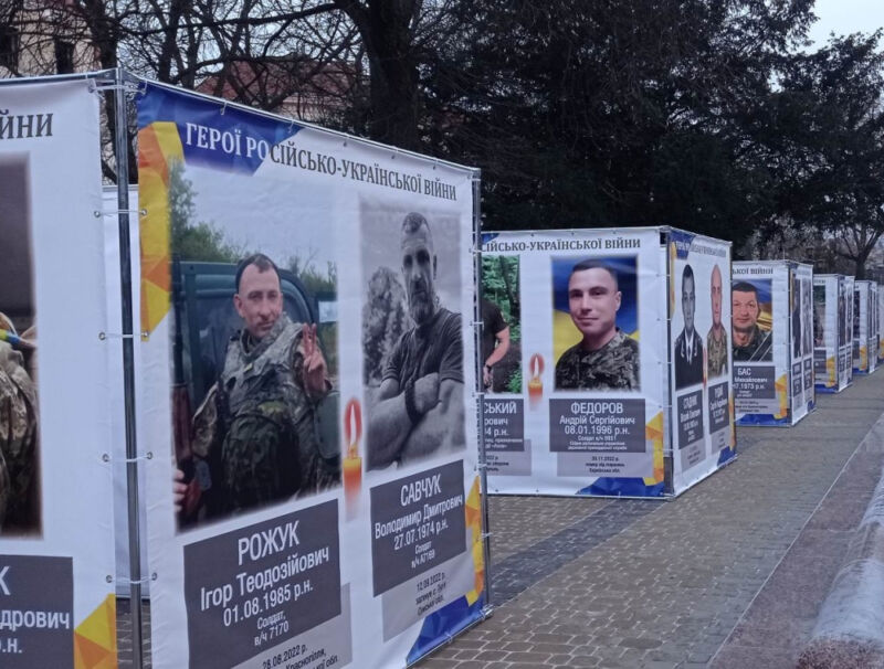 У центрі Тернополя відкрили фотогалерею з портретами полеглих Героїв