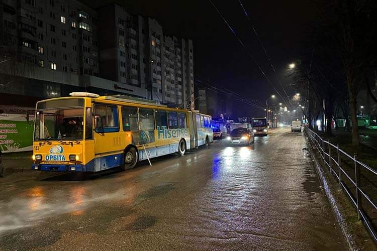 У Тернополі в тролейбусі травмувалася кондукторка – впала, коли водій загальмував