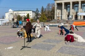 У Тернополі вшанували пам'ять жертв авіаудару по драмтеатру в Маріуполі