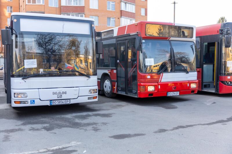 Тернопільщина отримала шкільні автобуси з Чехії