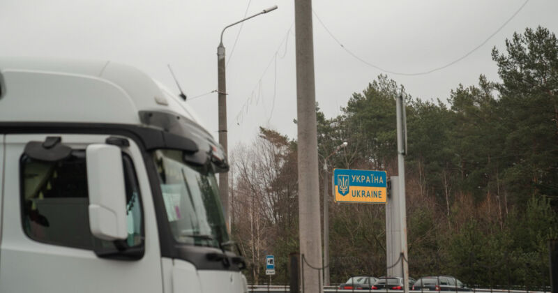 Автобуси, які прямують з України до Польщі та з Польщі, протестувальники зупиняють: причин поляки не пояснюють