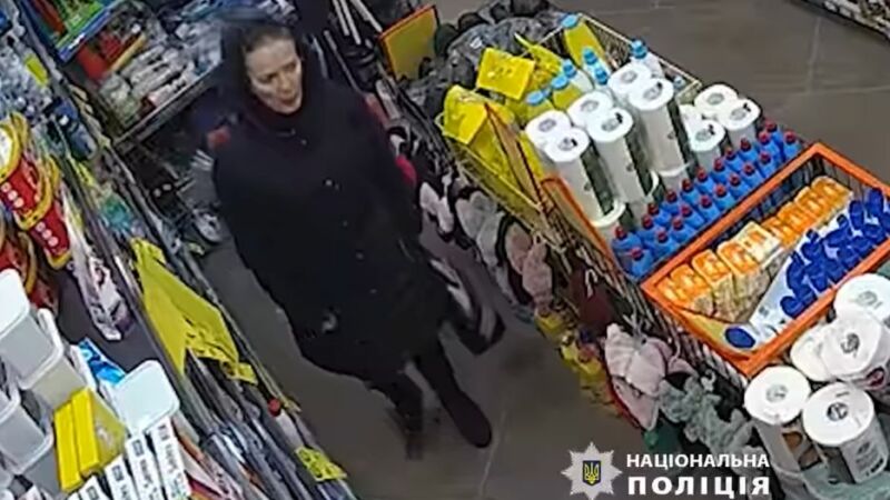 За крадіжку в одному з магазинів Тернополя розшукують жінку (фото)