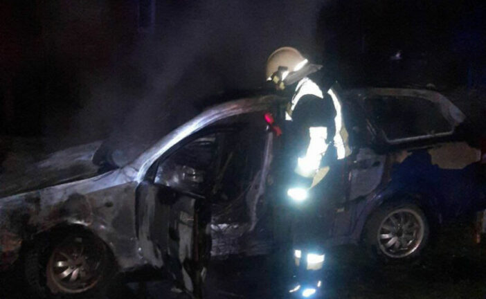 На Тернопільщині авто влетіло в електроопору й загорілося: водія врятували