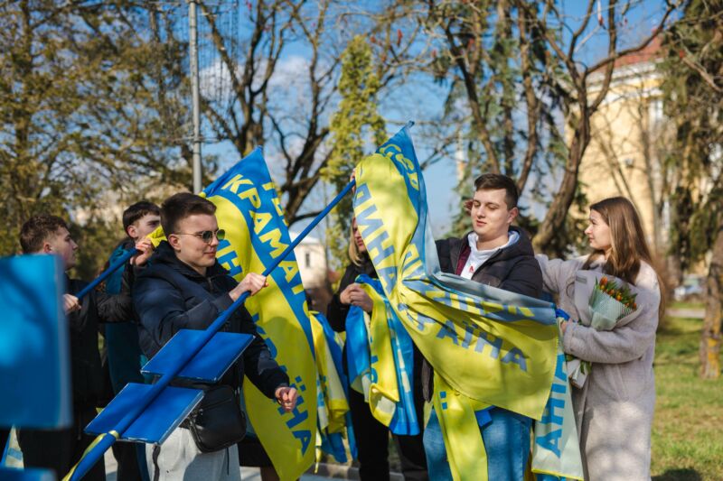Студенти ЗУНУ організували патріотичну акцію «Вільні та нескорені»
