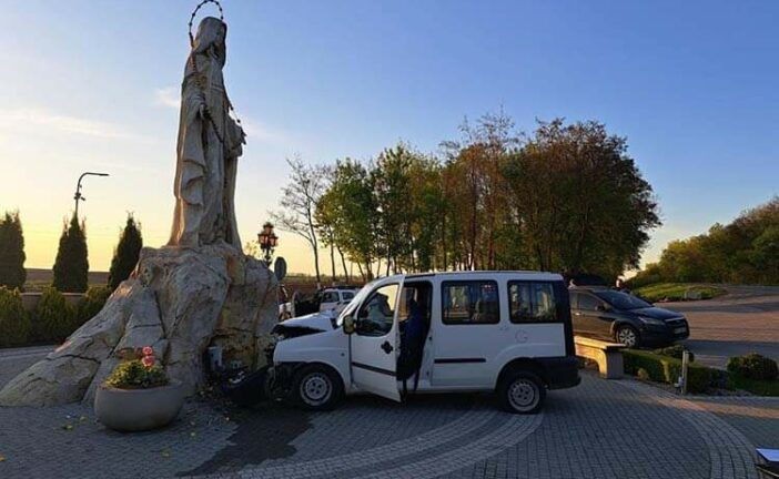 На Тернопільщині водійка врізалася в скульптуру Богородиці