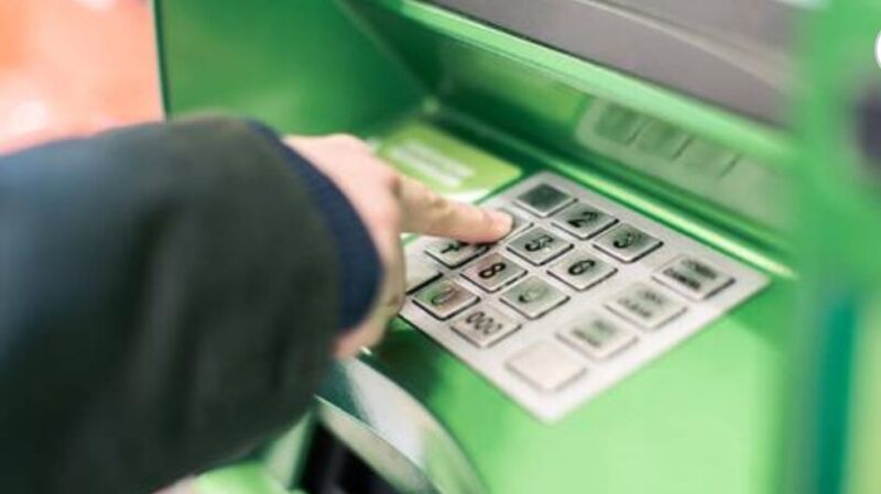 На Тернопільщині чоловік поцупив забуті в банкоматі гроші – йому загрожує до 8 років тюрми